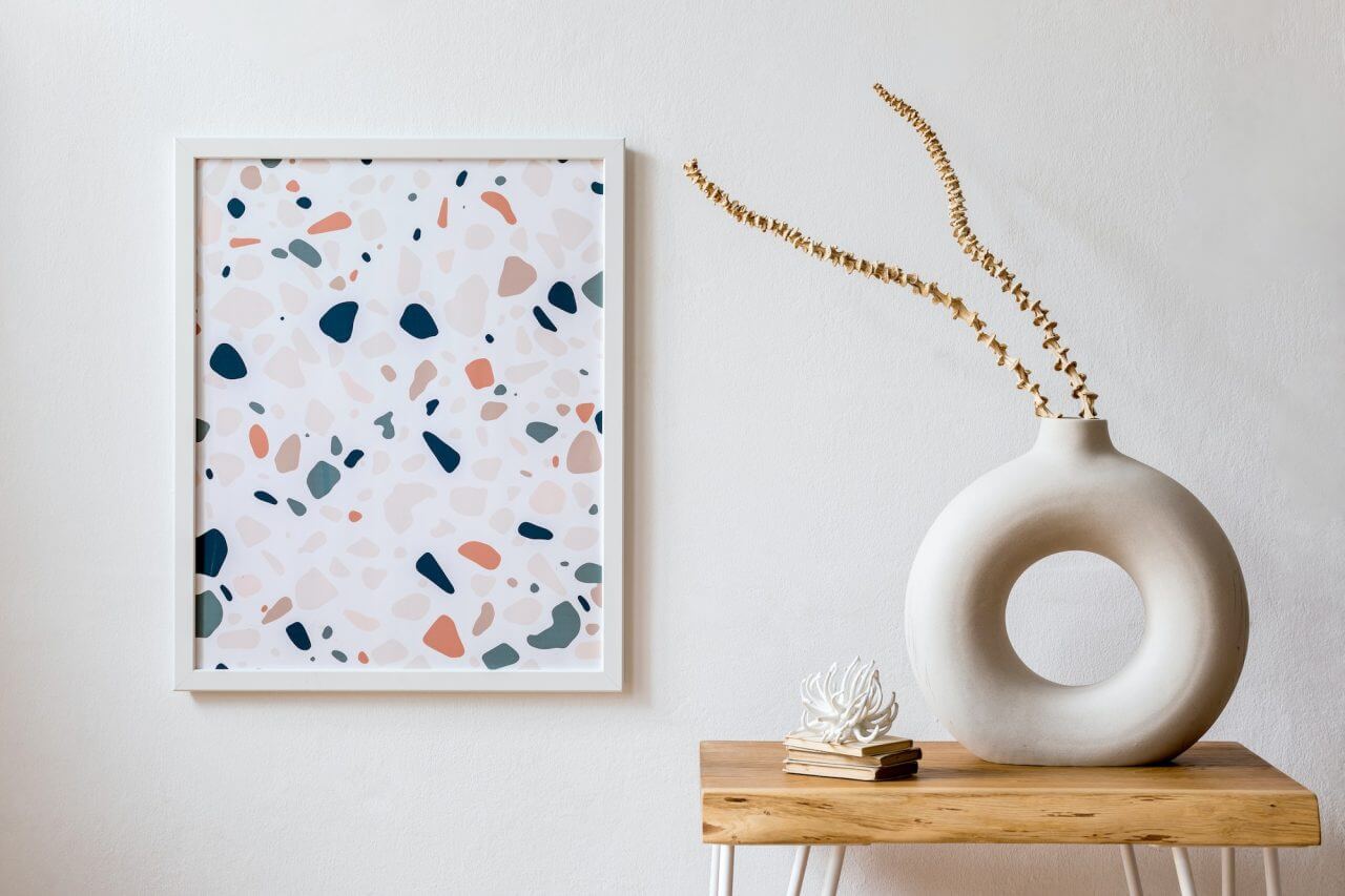 Poster colorat și vază pe masă de lemn